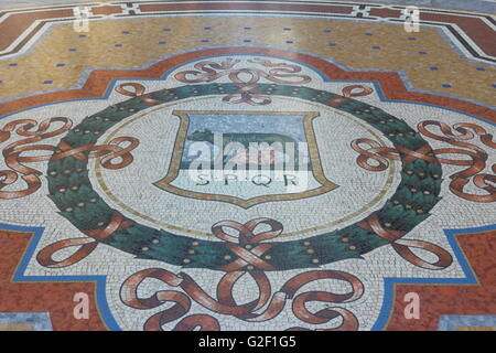 Sol de mosaïque à l'image des armoiries de Rome (Lupa Capitolina). Galleria Vittorio Emanuele II, Milan, Italie Banque D'Images