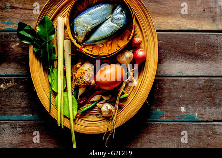 Poisson et garnir le bac sur la table. Banque D'Images