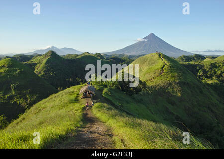 Le mont Mayon et Quitinday Green Hills près de Camalig dans lumière du soir, la Province d'Albay, Bicol, Philippines Banque D'Images