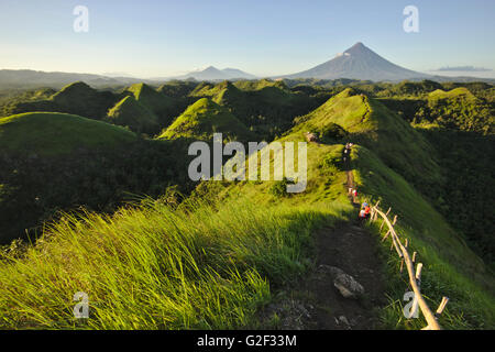 Le mont Mayon et Quitinday Green Hills près de Camalig dans lumière du soir, la Province d'Albay, Bicol, Philippines Banque D'Images