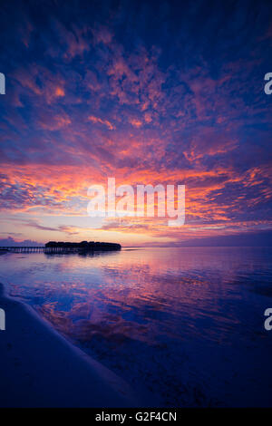 Résumé fond incroyable. Magnifique coucher de soleil couleurs dans les Maldives. Long jetty et de luxe, villas sur Banque D'Images