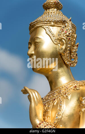 Statue en or de divinité mythique (Kinnorn Kinnara) à Wat Phra Kaew Temple, Grand Palace, Bangkok, Thaïlande Banque D'Images