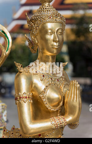 Statue de divinité mythique à Apsarasi Wat Phra Kaew Temple, Grand Palace, Bangkok, Thaïlande Banque D'Images