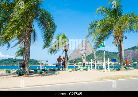 RIO DE JANEIRO - le 5 avril 2016 : Les Brésiliens à l'exercice d'une station d'entraînement à l'Aterro do Flamengo avec Pain de Sucre. Banque D'Images