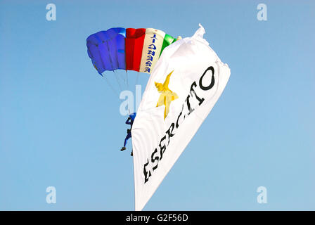 Padova, Italie. Brigade Parachutistes Folgore italienne de Prato della Valle pour annivwrsary la 101e de l'entrée de l'ITALIE DANS LA PREMIÈRE GUERRE MONDIALE, l'armée italienne organise un événement national à Padoue, la ville fut le siège de l'administration centrale au cours de la Grande Guerre. L'événement d'aujourd'hui est à la fois une commémoration historique et une exposition de promotion. Des centaines d'étudiants de toute l'Italie a participé, avec leurs enseignants. Banque D'Images