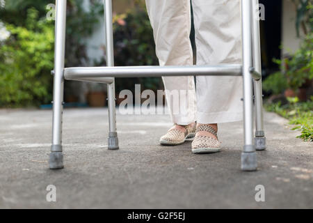 À l'aide d'une femme senior Walker à la maison Banque D'Images