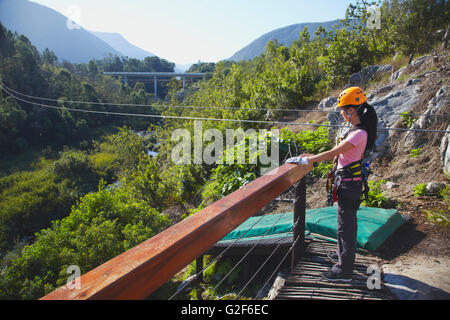 Femme debout au fond d'un zip-line, les tempêtes River, Eastern Cape, Afrique du Sud Banque D'Images