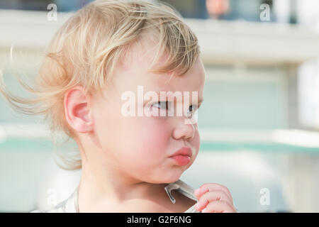 Piscine close-up portrait of cute blonde caucasienne confus baby girl