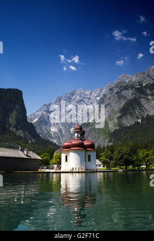 Le Königssee près de Berchtesgaden Bavière avec l'église de Saint Bartholomae lors d'une journée ensoleillée en été Banque D'Images