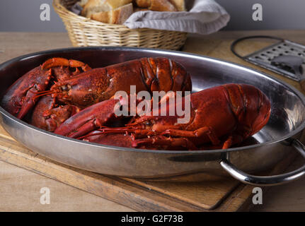 Les homards fraîchement préparé servi entier pour le dîner Banque D'Images