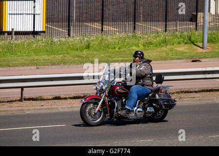 Une Harley Davidson Heritage Softail moto voyageant le long de la Kingsway à deux voies dans Dundee, Royaume-Uni Banque D'Images