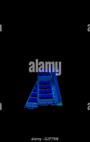 Collection électronique ordinateur - la mémoire vive (RAM) des modules sur l'arrière-plan noir bleu tonique Banque D'Images