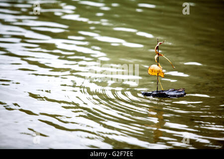 L'écorce des arbres Simplte avec bateau voiles formés de feuilles baignade en rivière Banque D'Images