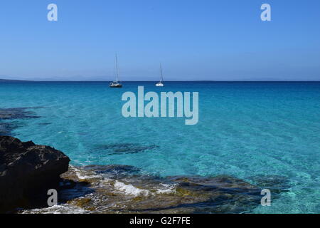 Voiliers amarrés dans les eaux turquoise de la Méditerranée encore Mer Banque D'Images