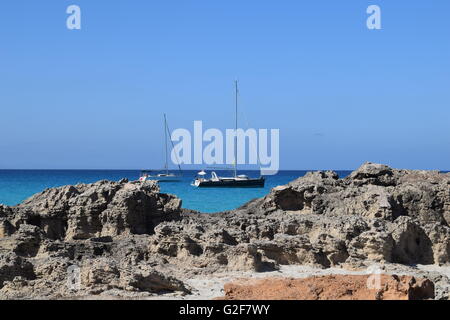 La Voile Bateaux amarrés en mer, l'image capturée dans entre un plongeon dans les rochers, Formentera, Espagne Banque D'Images