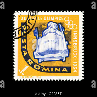 Timbre-poste de Roumanie représentant une équipe de bobsleigh à deux, émis pour l'hiver de 1964 Jeux Olympiques d'Innsbruck, Autriche. Banque D'Images