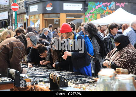 Un étal de bijoux colorés sur Brick Lane, marché du dimanche dans le quartier branché d'East London, England, UK Banque D'Images