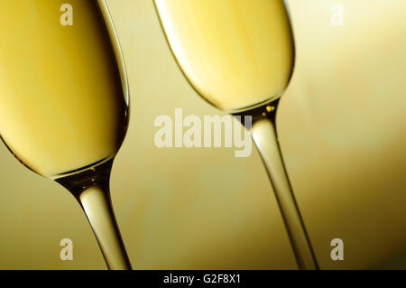 Détail verres à vin avec fond jaune Banque D'Images