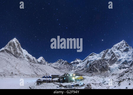 En cette nuit de lune, la Grande Ourse s'élever au-dessus de l'Himalaya et le Gorak Shep de règlement. L'étoile Polaris apparaît juste ab Banque D'Images