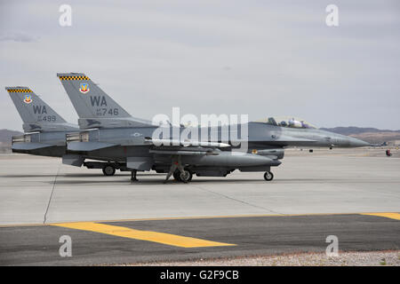 Deux U.S. Air Force F-16C des avions d'armes du 16ème escadron, 57e Escadre, subir des vérifications de contrôle en amont à Nellis Air Force Base, Nev Banque D'Images