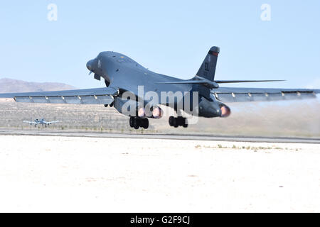 Un B-1B Lancer à partir de la 28e Bomb Wing, décollant de la Nellis Air Force Base, au Nevada, au cours de l'exercice Red Flag 2016-2. Banque D'Images