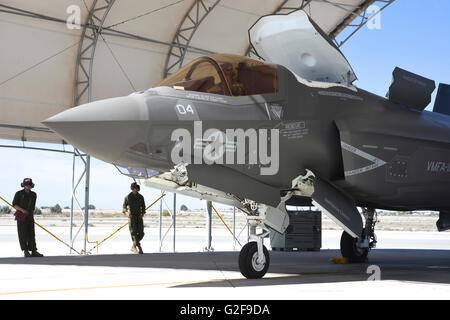 Un F-35B Lightning II de VMFA-121 au cours des vérifications de contrôle en amont au Marine Corps Air Station Yuma, Arizona. Banque D'Images