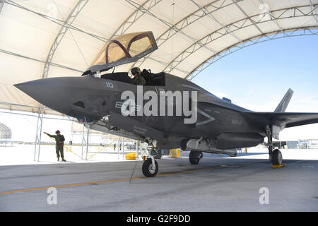 Un F-35B Lightning II de VMFA-121 au cours des vérifications de contrôle en amont au Marine Corps Air Station Yuma, Arizona. Banque D'Images