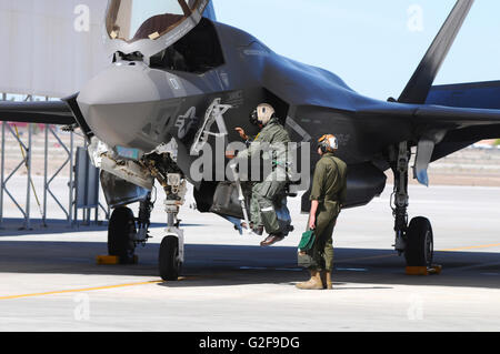 Un pilote de U.S. Marine Corps VMFA-121 grimpe sur un F-35B Lightning II au Marine Corps Air Station Yuma, Arizona. Banque D'Images