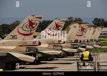 Les nageoires de la queue de l'Air Israélienne F-16, au cours de l'exercice conjoint INIOHOS 2016 à Andravida, Grèce. Banque D'Images