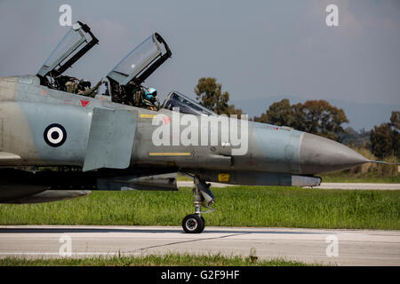 Les pilotes assis dans le cockpit d'une armée de l'Air hellénique F-4E Phantom au cours de l'exercice conjoint INIOHOS 2016 à Andravida, Grèce. Banque D'Images