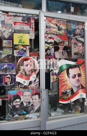 Alep, les affiches de propagande du président Bachar Al-Assad en vitrine Banque D'Images
