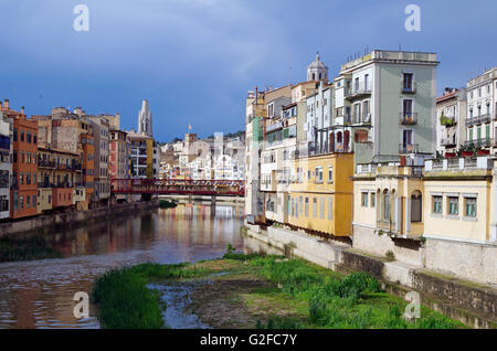 Girona, Espagne, l'Eiffel pont sur la rivière Onyar Banque D'Images