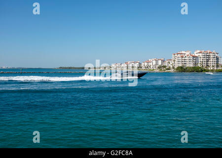 Fisher Island, Miami comme vu de Biscayne Bay Banque D'Images