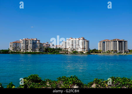 Fisher Island, Miami comme vu de Biscayne Bay Banque D'Images