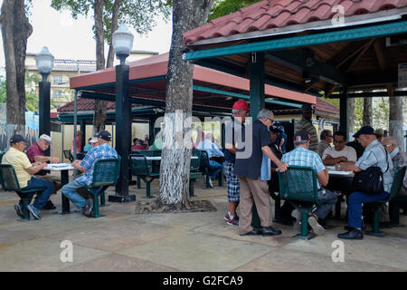 Les aînés à jouer aux dominos dans Gomez Park. Banque D'Images