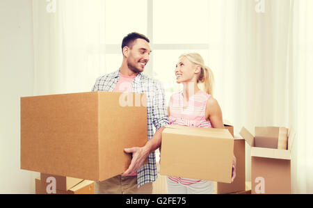 Couple avec de grandes boîtes de carton déménagement à new home Banque D'Images