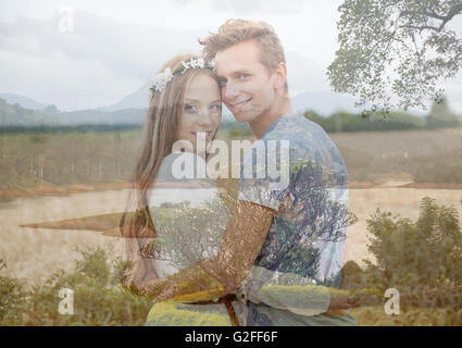 Happy smiling young couple outdoors hippie Banque D'Images