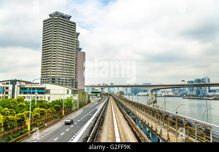 Vue sur Tokyo à partir de la ligne Yurikamome Banque D'Images