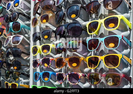 Lunettes de soleil en vente sur l'affichage Banque D'Images