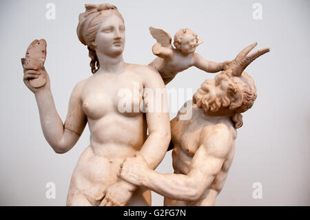 La déesse Aphrodite et Pan avec Eros sculpture au Musée National Archéologique d'Athènes, Grèce Banque D'Images