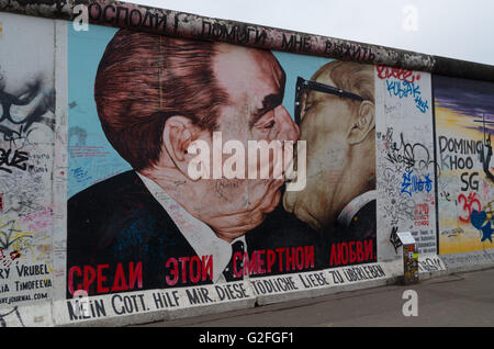 Graffiti du mur de Berlin, East Side Gallery, le Baiser Banque D'Images