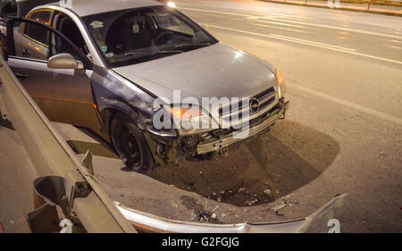 Partie avant d'un véhicule après un accident de voiture Opel Banque D'Images