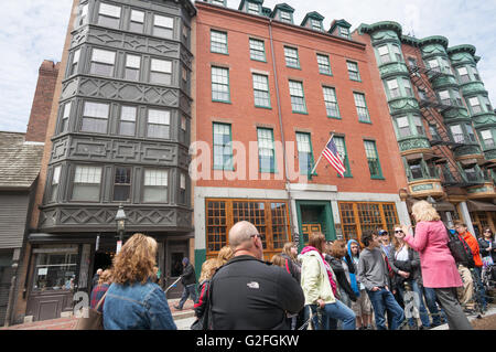 Guide et groupe de visiteurs à l'extérieur de Maison-des-Marins hotel à Boston, Massachusetts, USA Banque D'Images