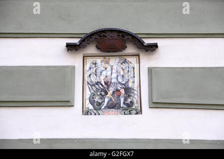 Peinture de George et le Dragon sur un bâtiment de la vieille ville de Bratislava Banque D'Images