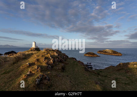 Tŵr Mawr phare sur l'île Llanddwyn, Anglesey, au nord du Pays de Galles UK au lever du soleil. Banque D'Images