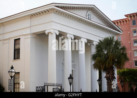 Bâtiment blanc avec rangée de colonnes de soutien, Charleston, Caroline du Sud, USA Banque D'Images