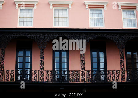 Bâtiment rose avec rangée de fenêtres et balcon en fer forgé, Charleston, Caroline du Sud, USA Banque D'Images