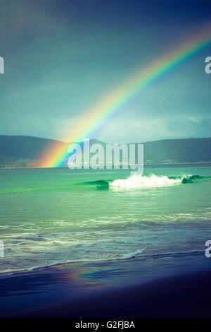 Seascape Beach avec Rainbow, Tasmanie, Australie Banque D'Images