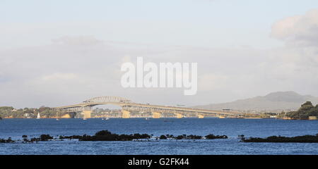 L'Auckland Harbour Bridge vu de Pt Chevalier Banque D'Images