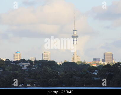 Auckland Sky Tower de Pt Chevalier Banque D'Images